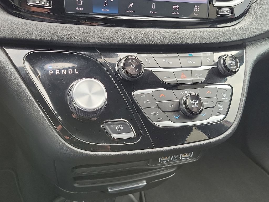 Used 2025 Chrysler Pacifica Select image 18