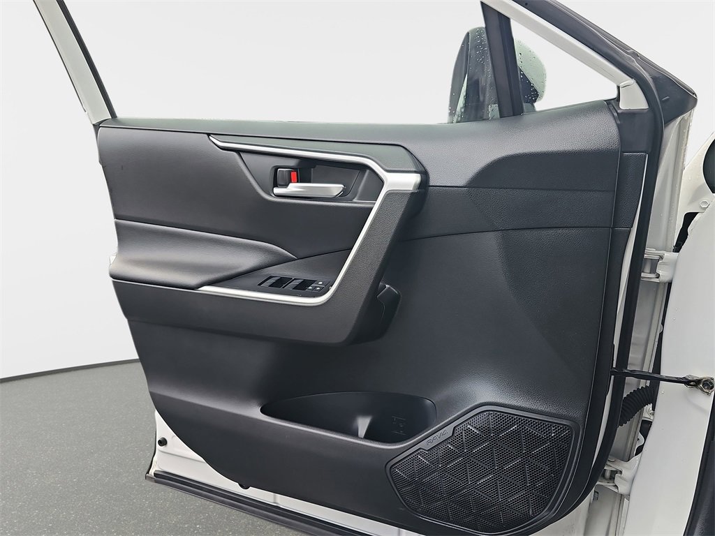 Used 2020 Toyota RAV4 XLE image 31