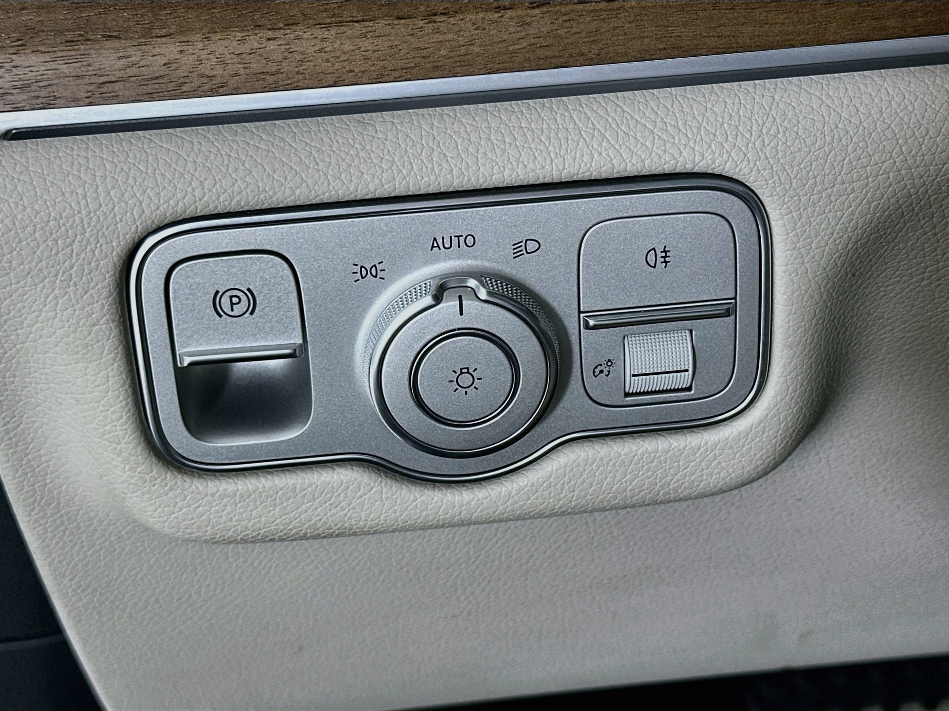 Used 2024 Mercedes-Benz GLS 580 4MATIC image 11