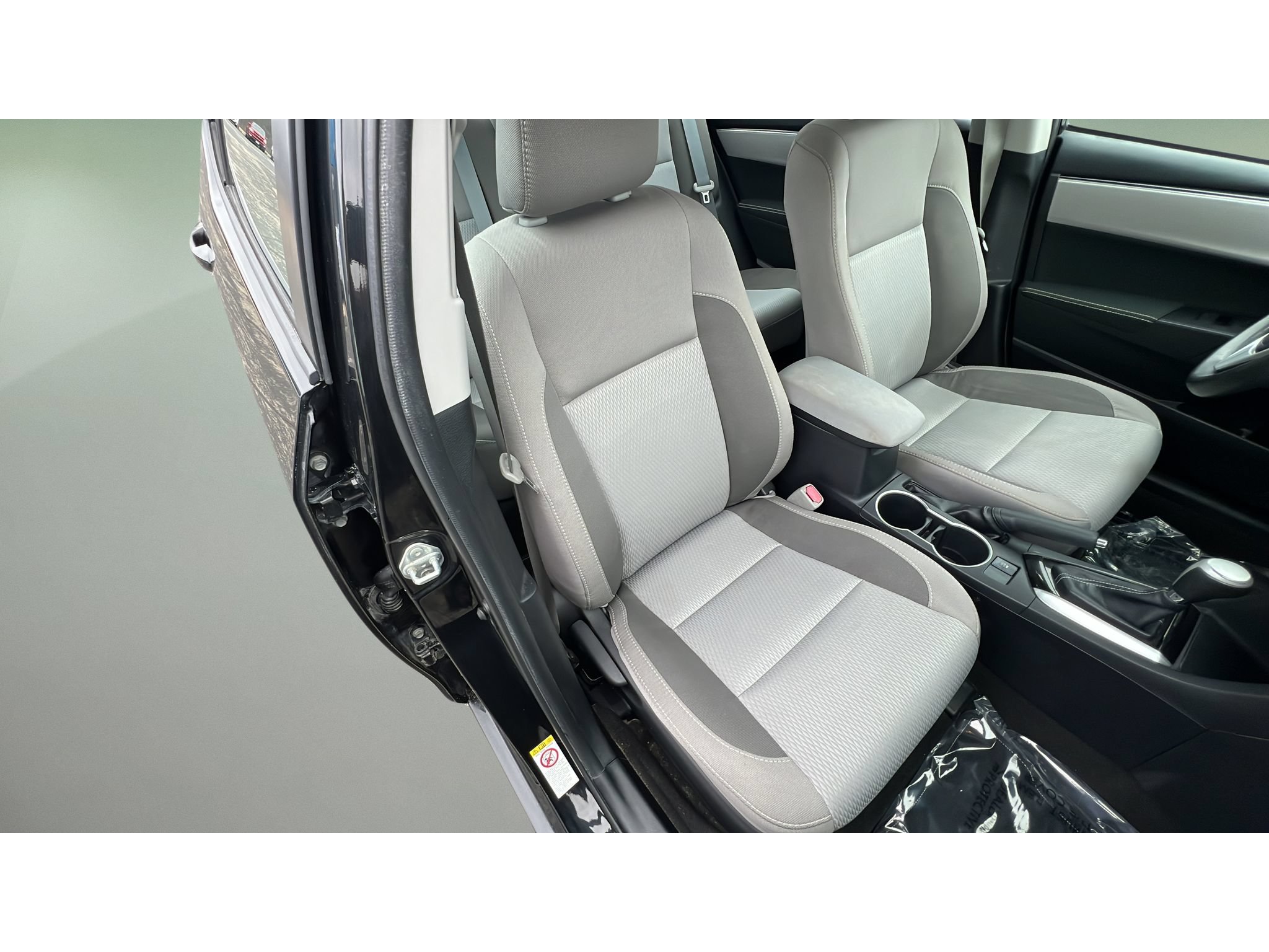 Used 2017 Toyota Corolla LE w/ Carpet Mat Package (TMS) FWD image 32