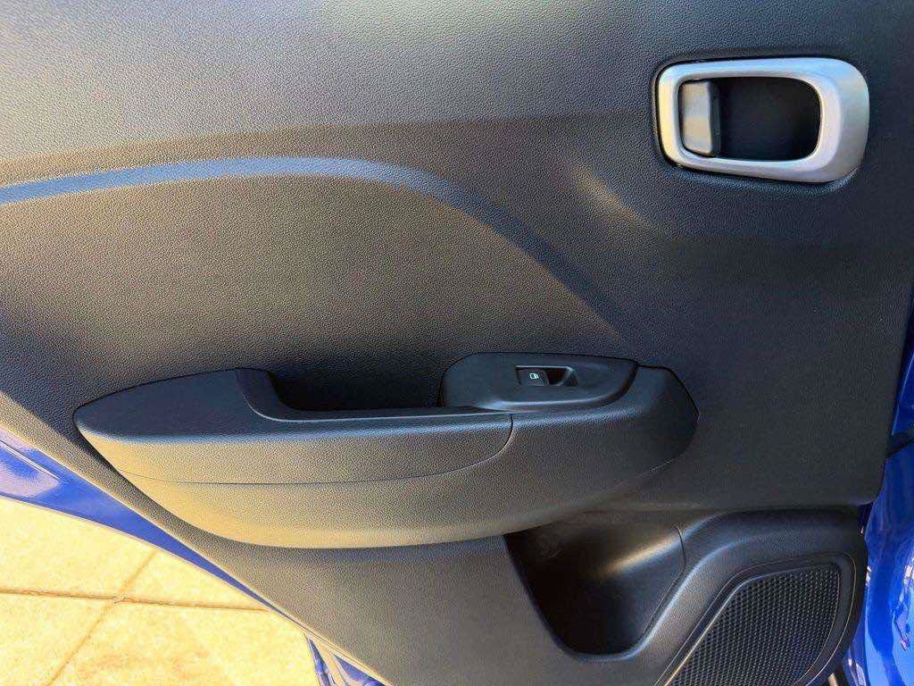 Used 2025 Hyundai Venue SEL FWD image 21