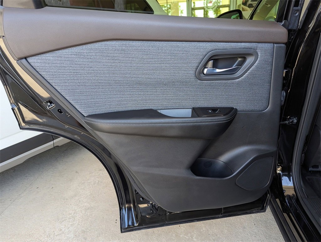 Used 2023 Nissan Rogue SV image 28