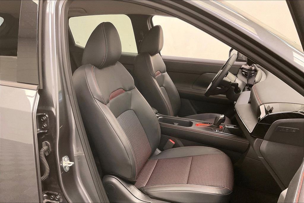 Used 2025 Nissan Kicks SR AWD/4WD image 6