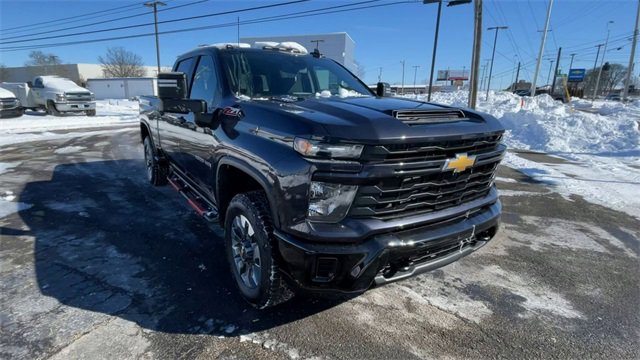 Used 2024 Chevrolet Silverado 2500 Custom w/ Custom Value Package image 4