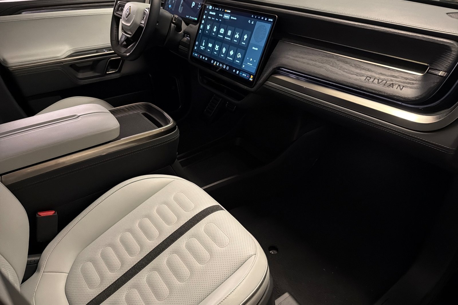 Used 2024 Rivian R1T Adventure AWD/4WD image 14