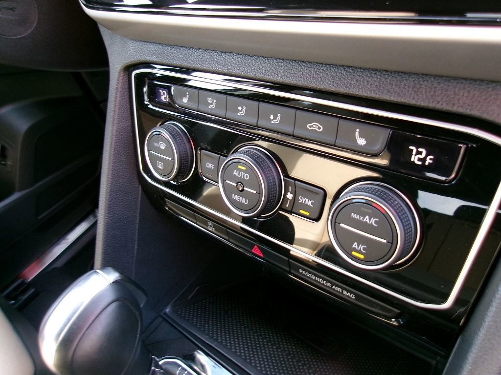 Used 2023 Volkswagen Atlas Cross Sport SE image 25