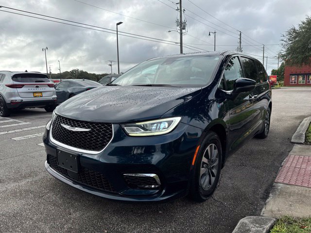 Used 2023 Chrysler Pacifica Touring-L FWD image 4