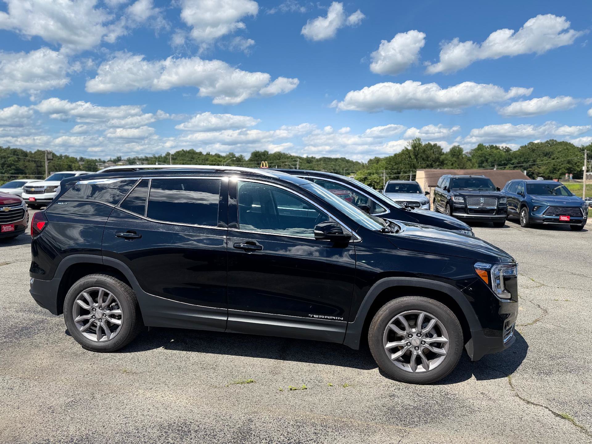Used 2024 GMC Terrain SLT AWD/4WD image 2