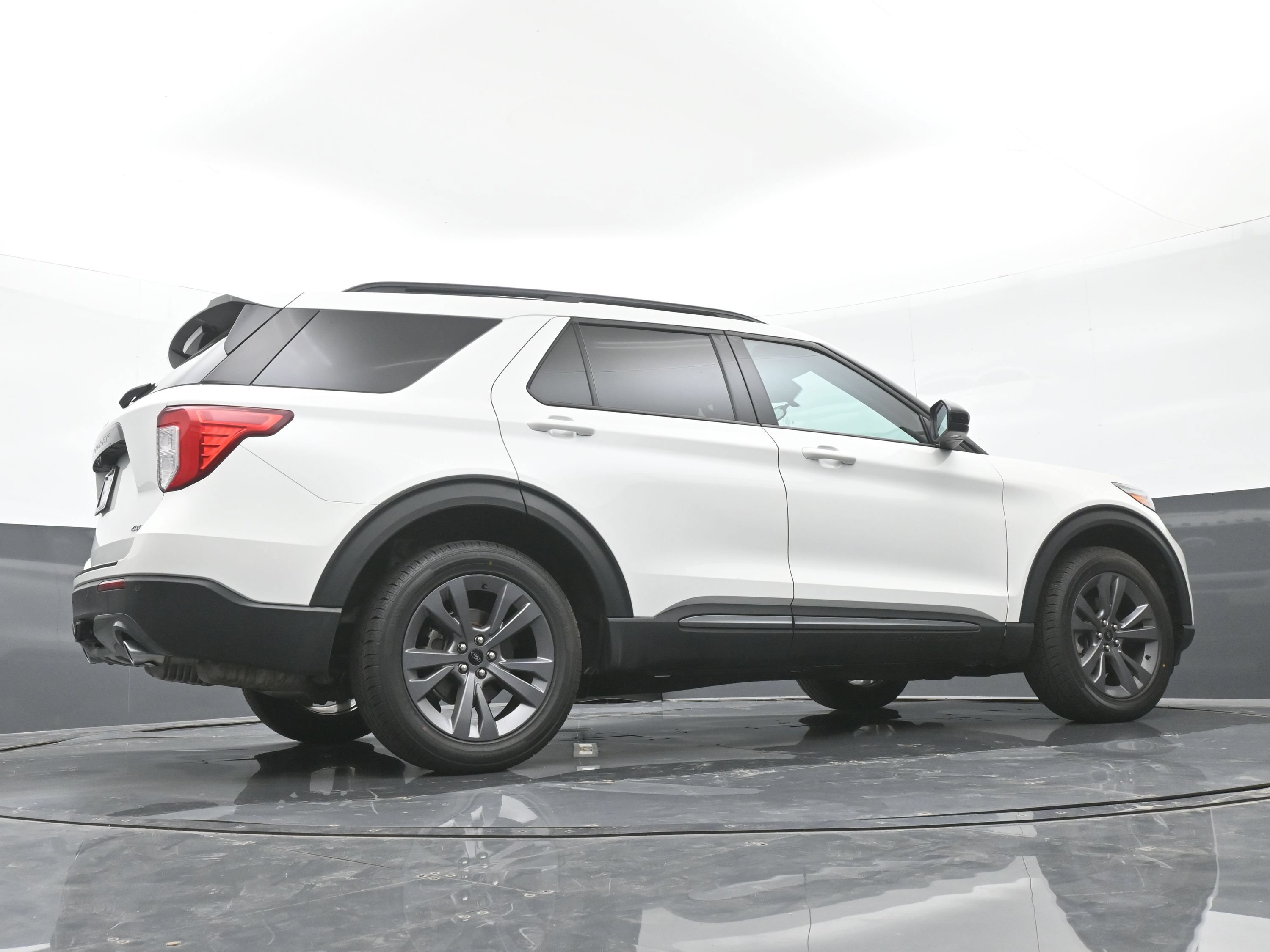 Used 2023 Ford Explorer XLT w/ Equipment Group 202A AWD/4WD image 40