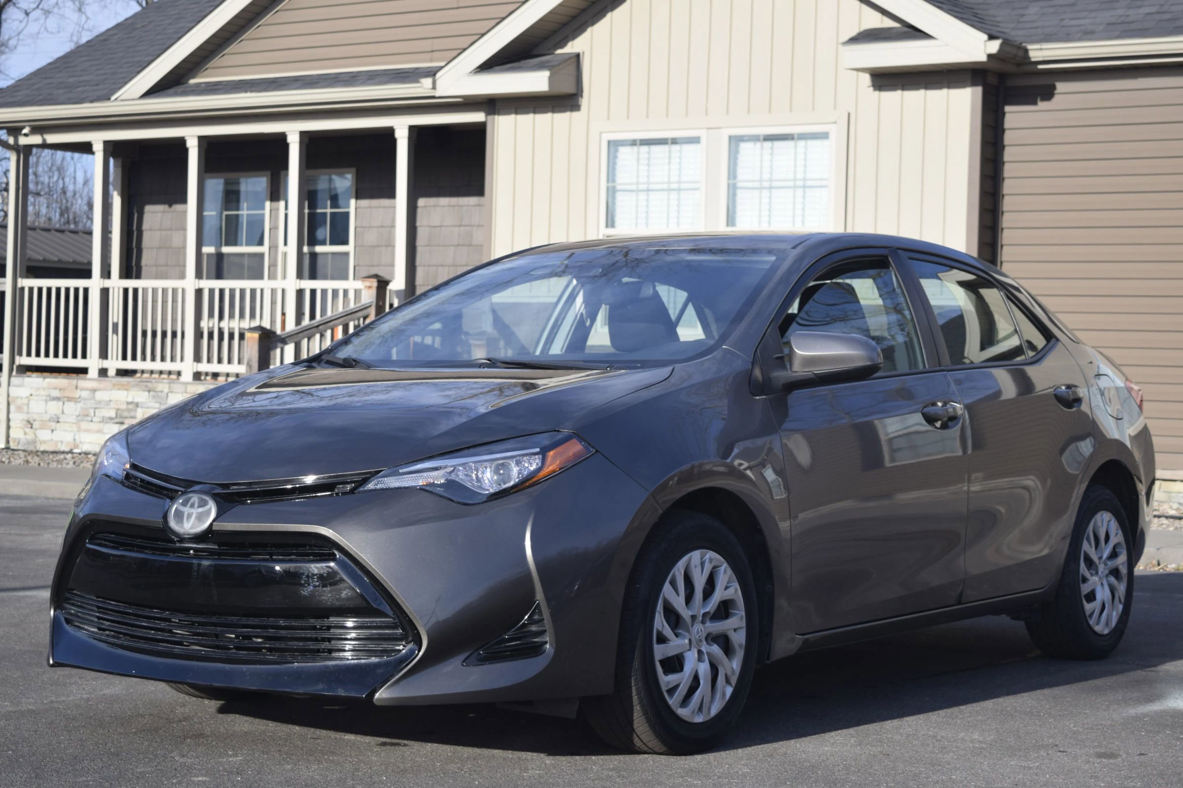 Used 2018 Toyota Corolla LE image 1