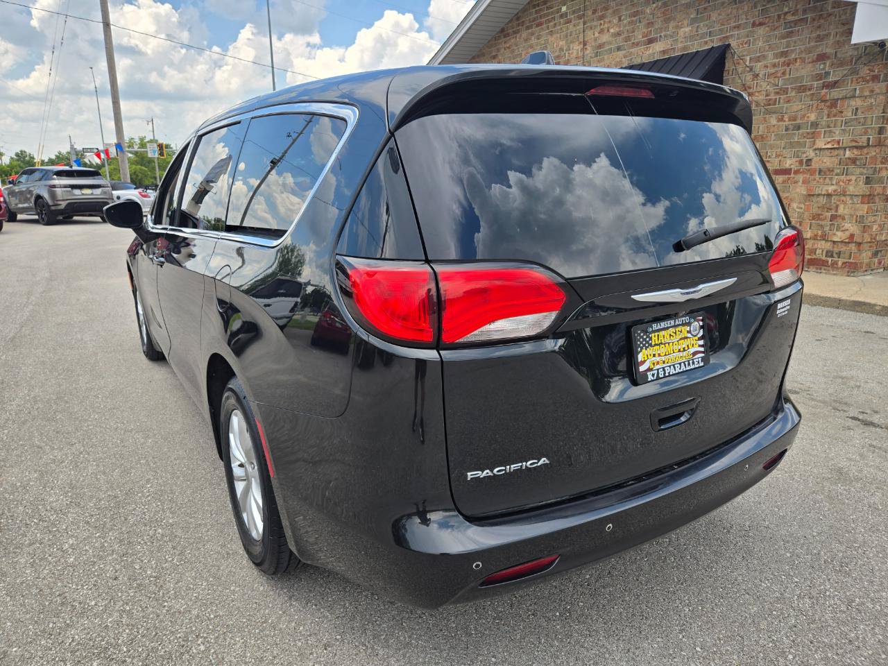 Used 2018 Chrysler Pacifica LX w/ Tire & Wheel Group FWD image 7