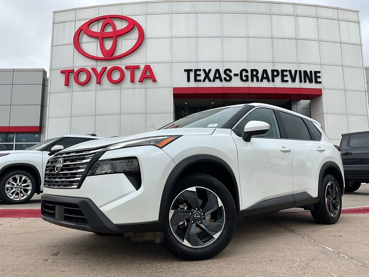 Used 2025 Nissan Rogue SV image 2