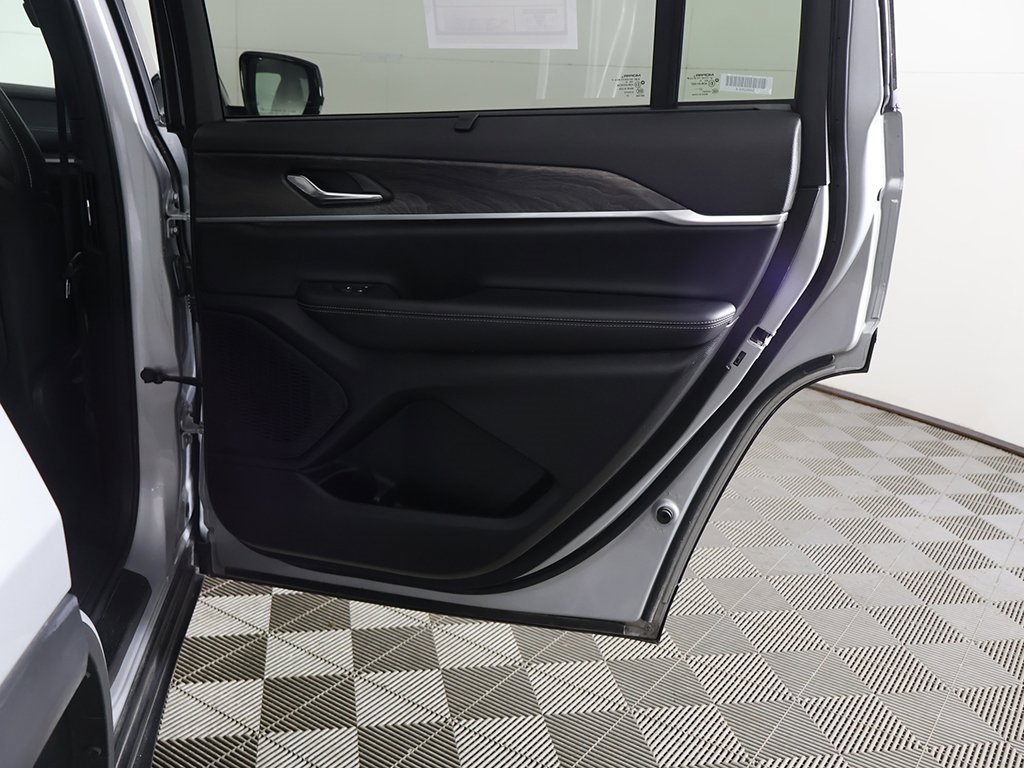 Used 2024 Jeep Grand Cherokee L Limited w/ Luxury Tech Group II image 31