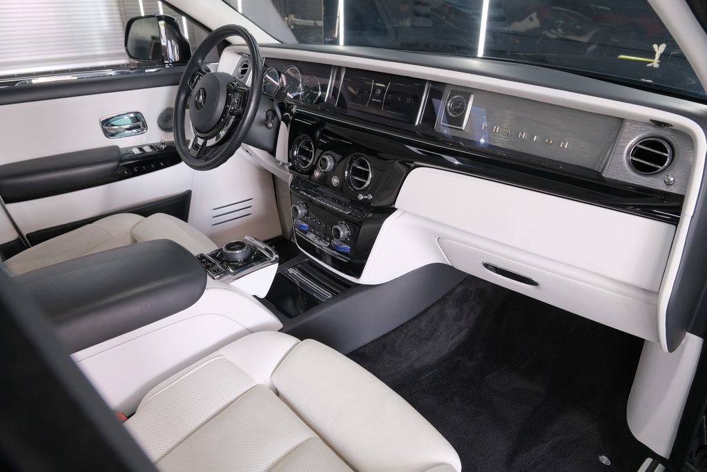 Used 2022 Rolls-Royce Phantom Sedan w/ The Phantom Package RWD image 29