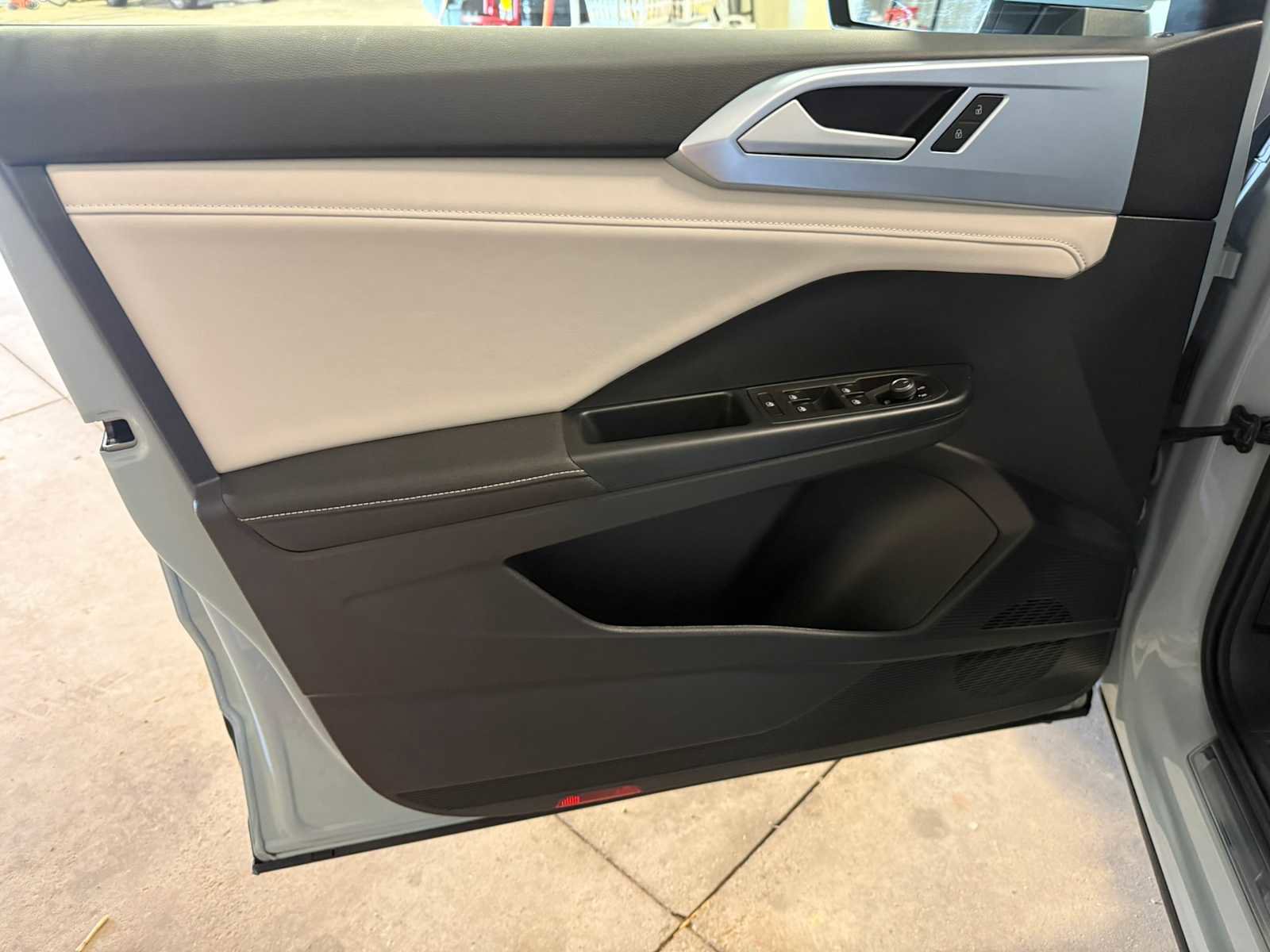 Certified 2025 Volkswagen Taos SE w/ Panoramic Sunroof Package FWD image 20