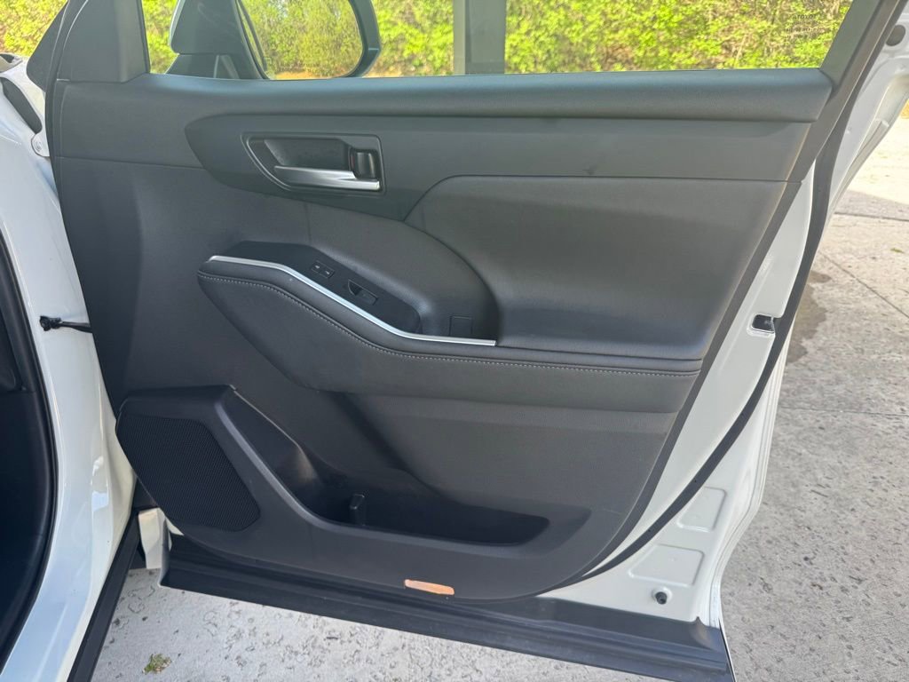 Used 2021 Toyota Highlander XLE image 14