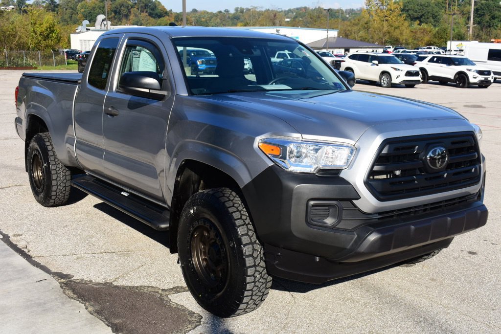 Used 2018 Toyota Tacoma SR AWD/4WD image 4