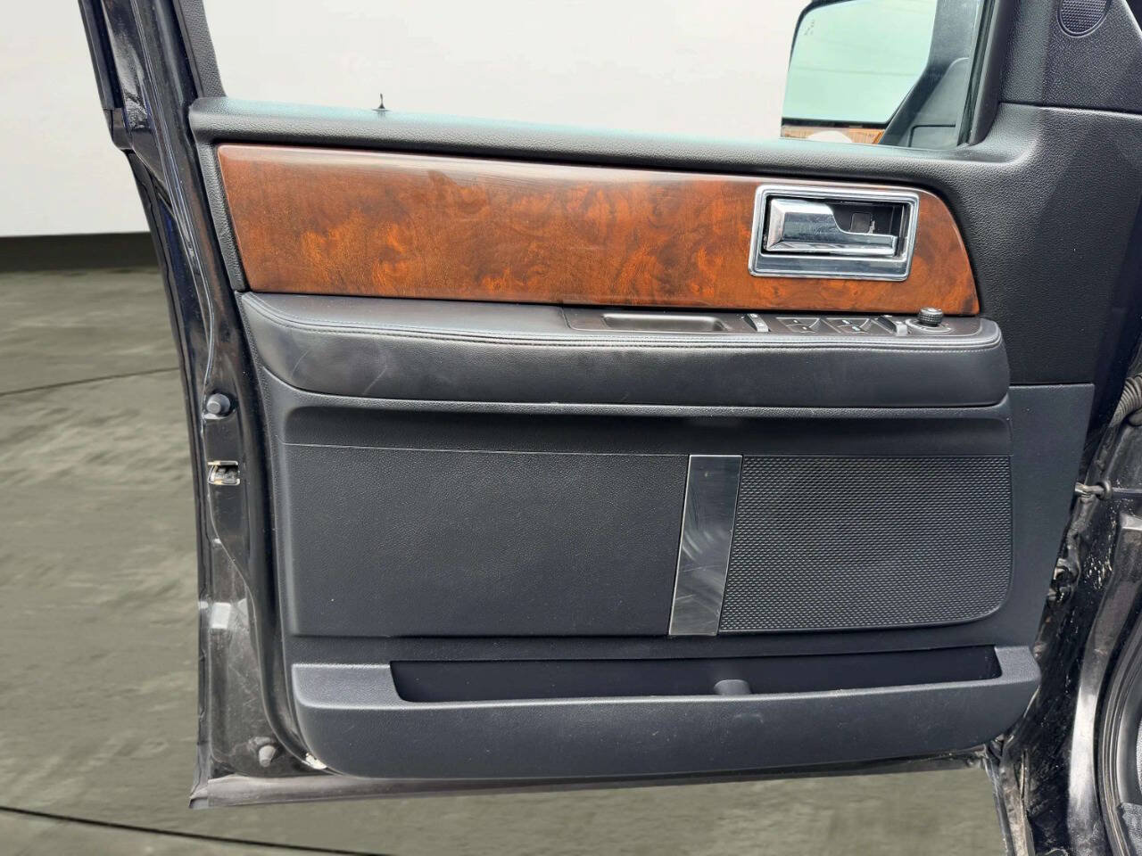 Used 2015 Lincoln Navigator 4WD image 17