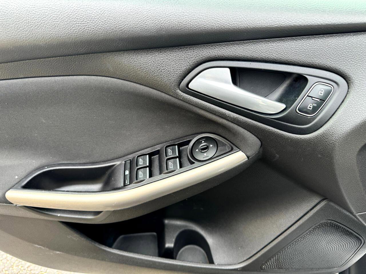 Used 2016 Ford Focus Titanium w/ Titanium Technology Package FWD image 28