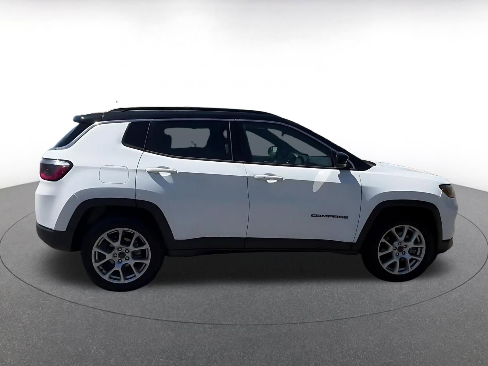 Used 2025 Jeep Compass Limited AWD/4WD image 16