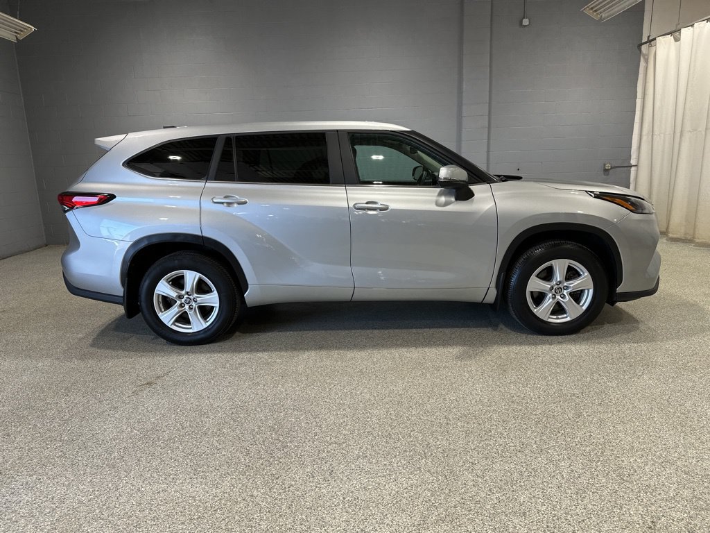 Used 2023 Toyota Highlander LE AWD/4WD image 2