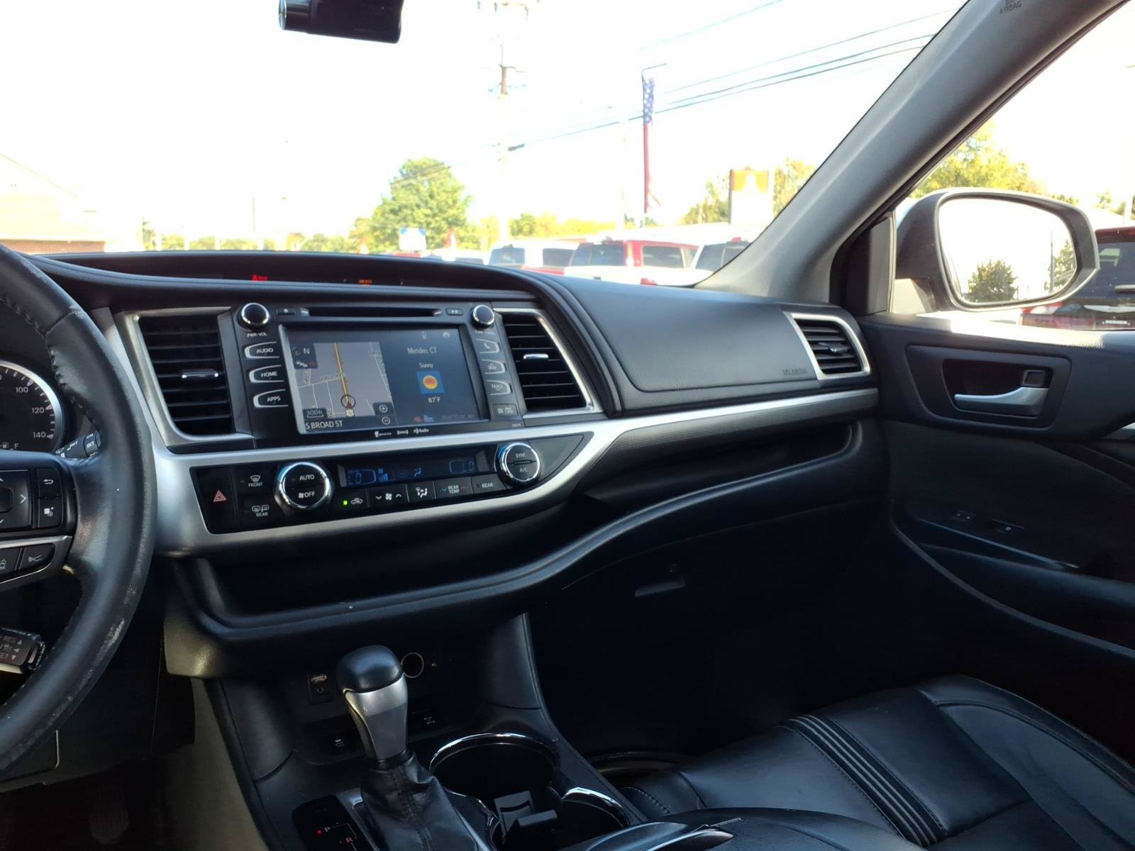 Used 2017 Toyota Highlander SE AWD/4WD image 19