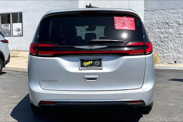 Used 2023 Chrysler Pacifica Touring-L FWD image 3