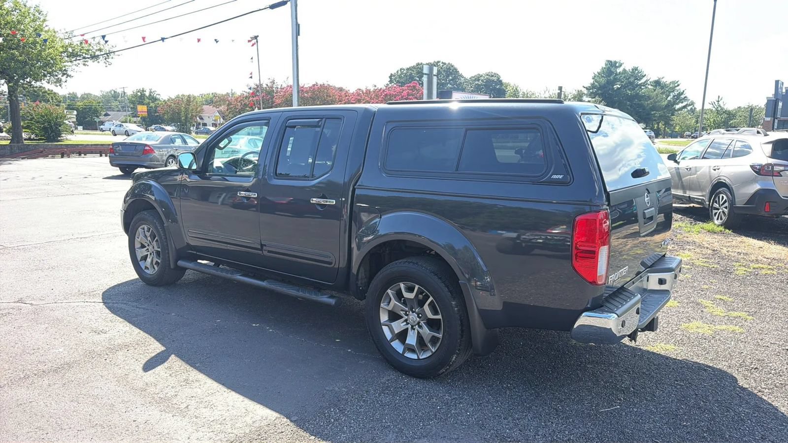 Used 2015 Nissan Frontier SL w/ Moonroof Package AWD/4WD image 7