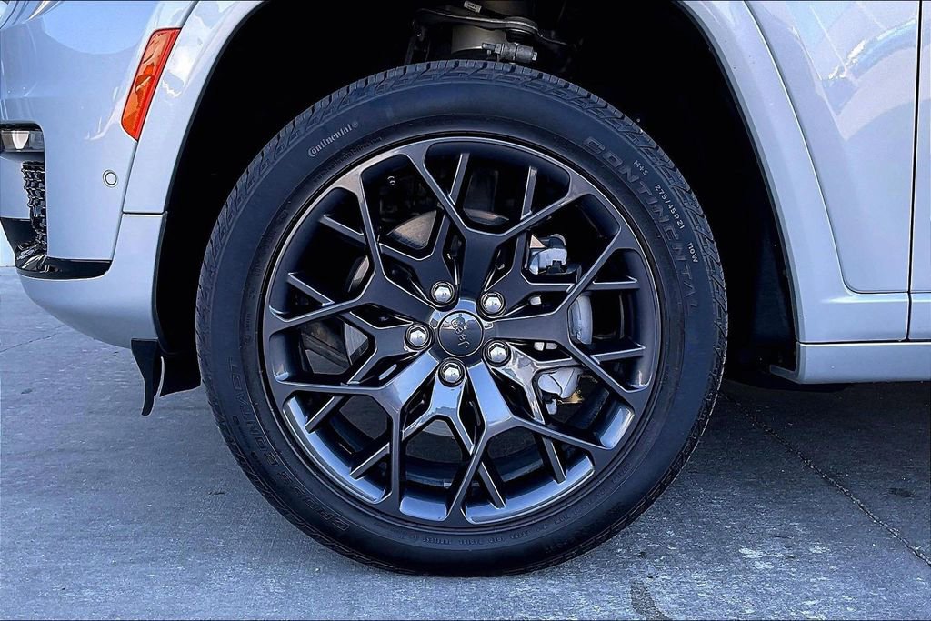 Used 2025 Jeep Grand Cherokee L Summit AWD/4WD image 9