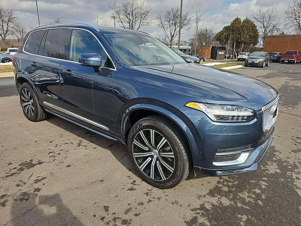 Used 2025 Volvo XC90 B6 Plus image 3