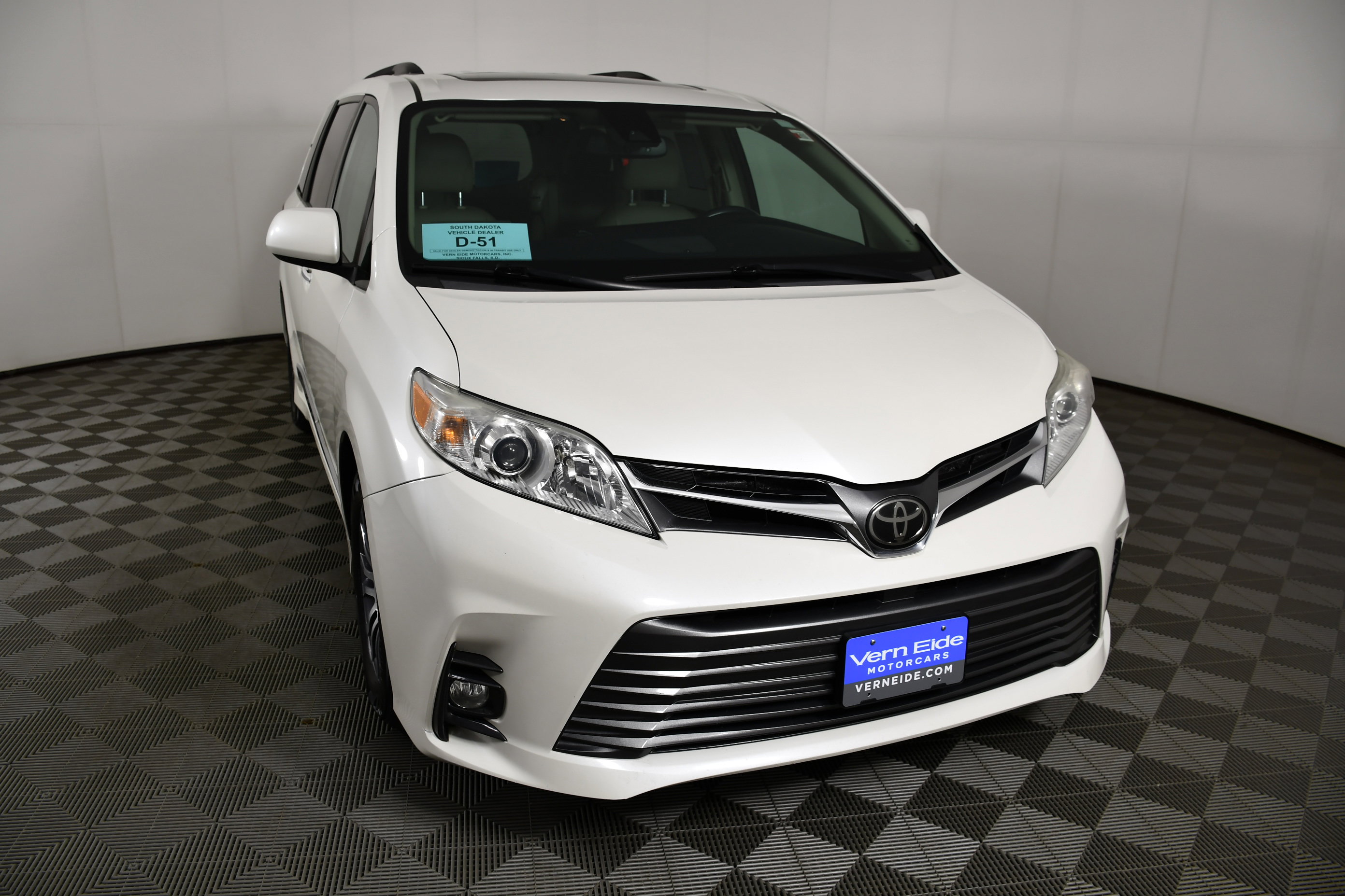 Used 2018 Toyota Sienna XLE FWD image 3
