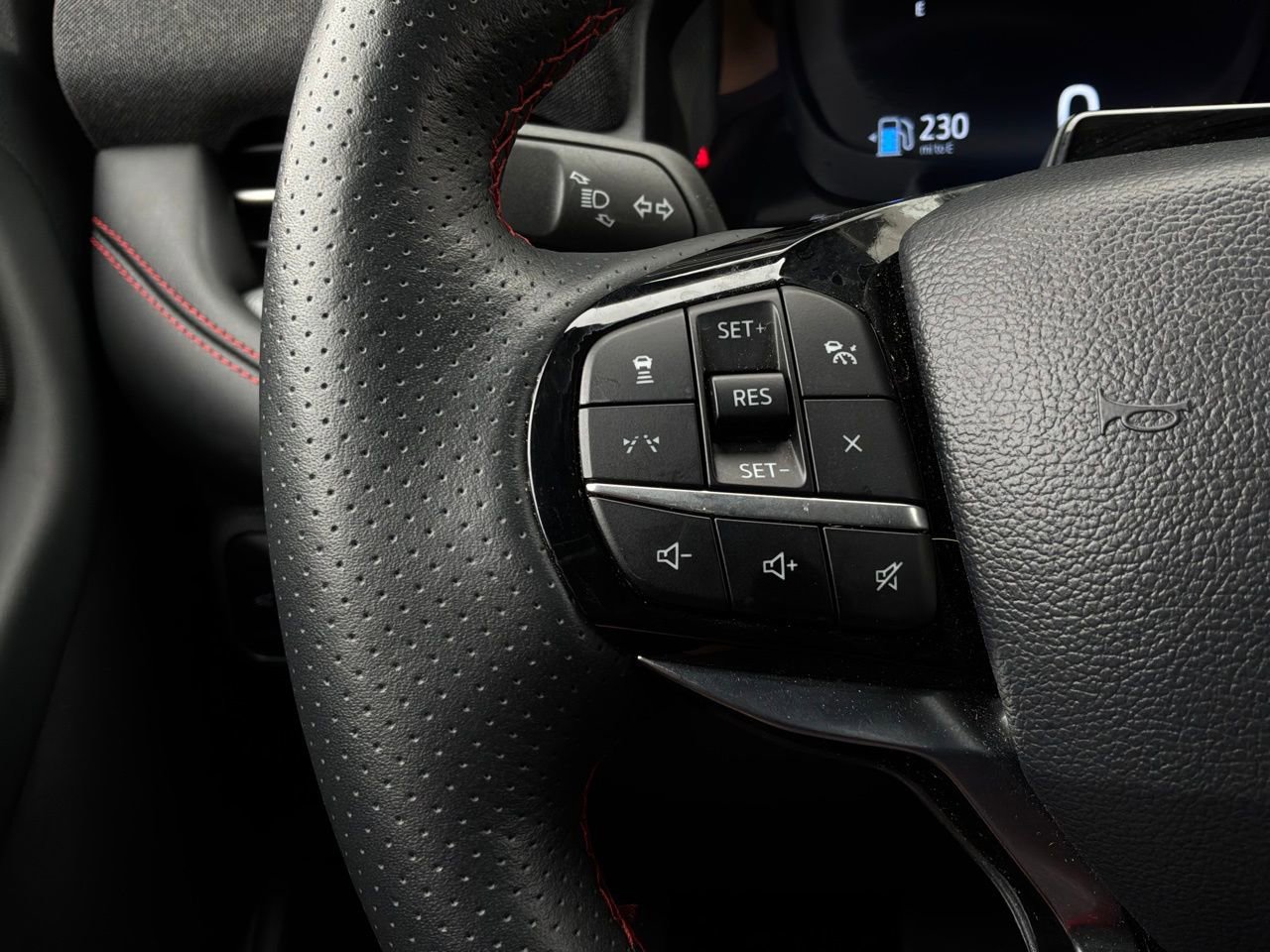 Used 2025 Ford Explorer ST-Line w/ ST-Line Street Pack AWD/4WD image 36