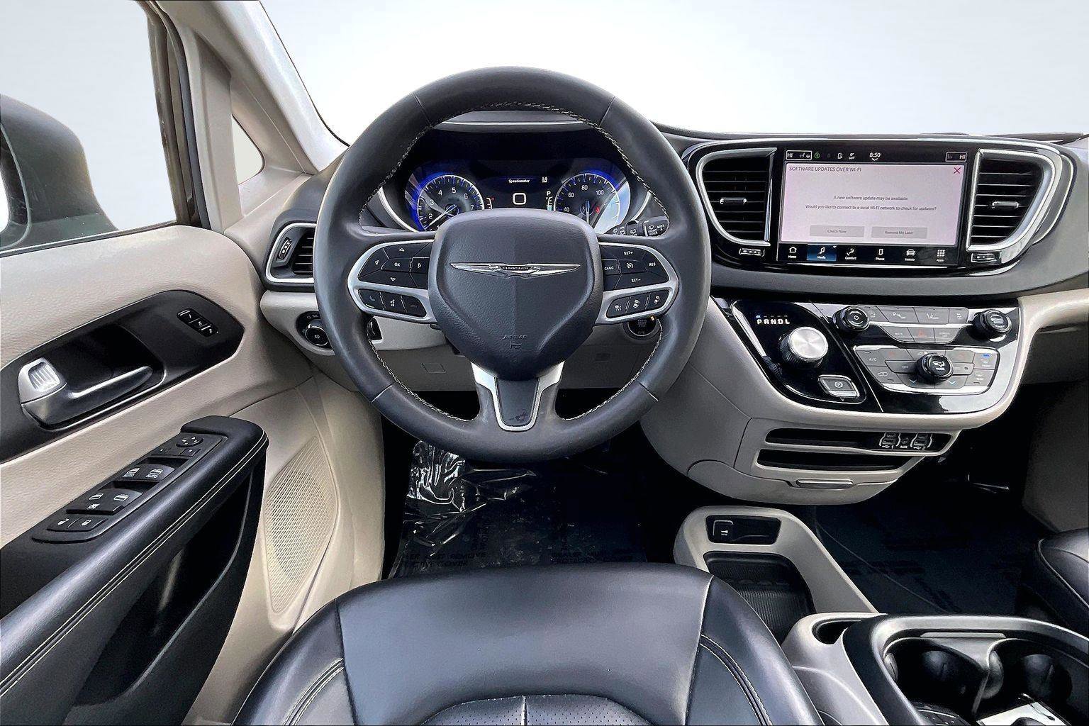 Used 2023 Chrysler Pacifica Touring-L image 6