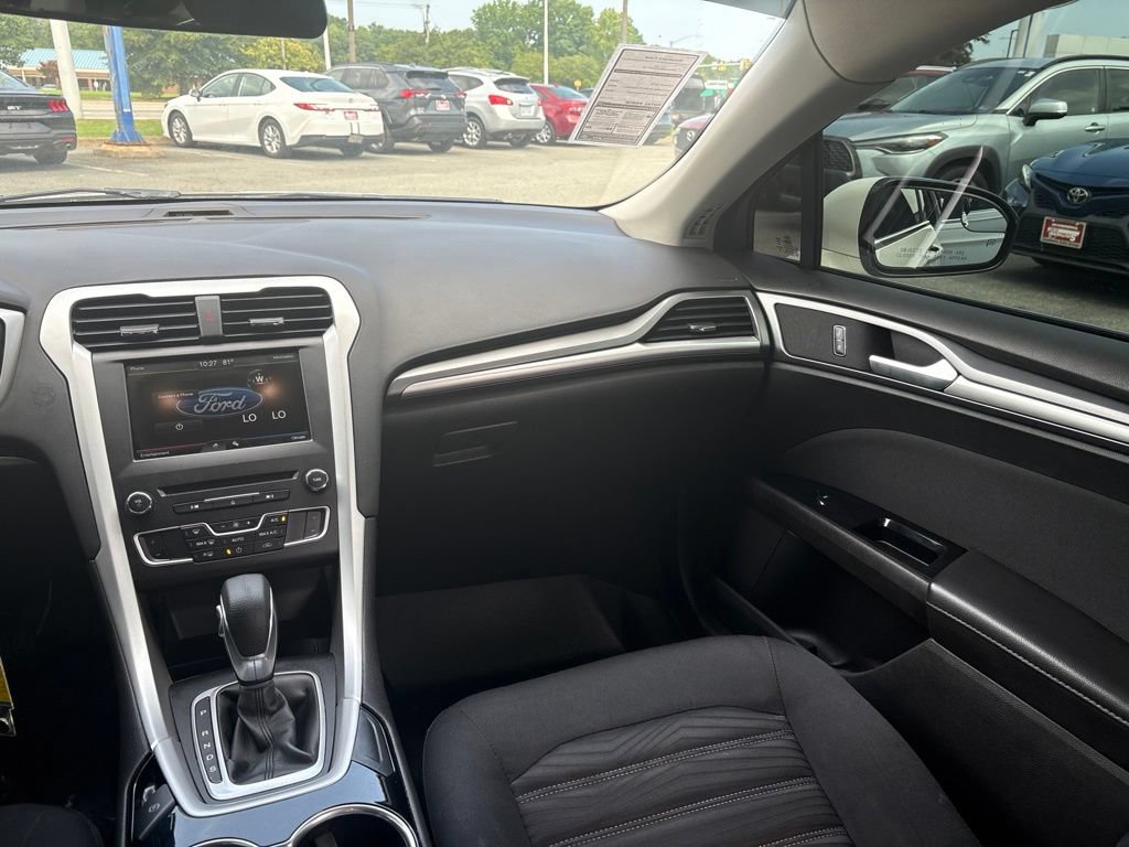 Used 2016 Ford Fusion SE FWD image 10