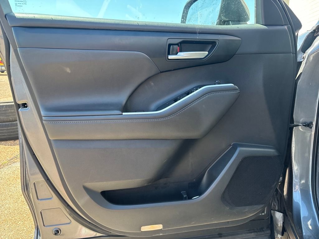 Used 2021 Toyota Highlander XLE image 5