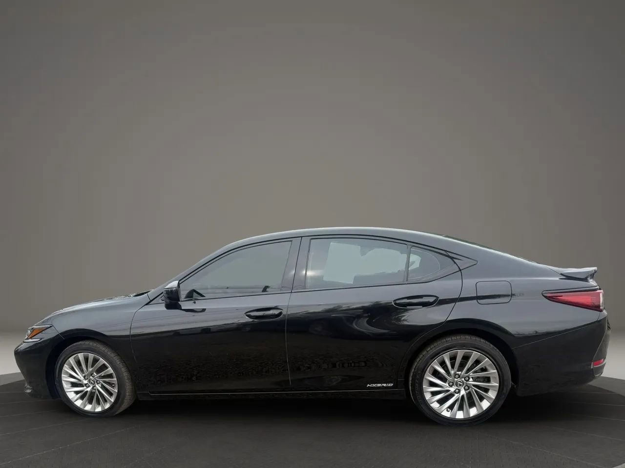 Used 2020 Lexus ES 300h w/ Accessory Package FWD image 8