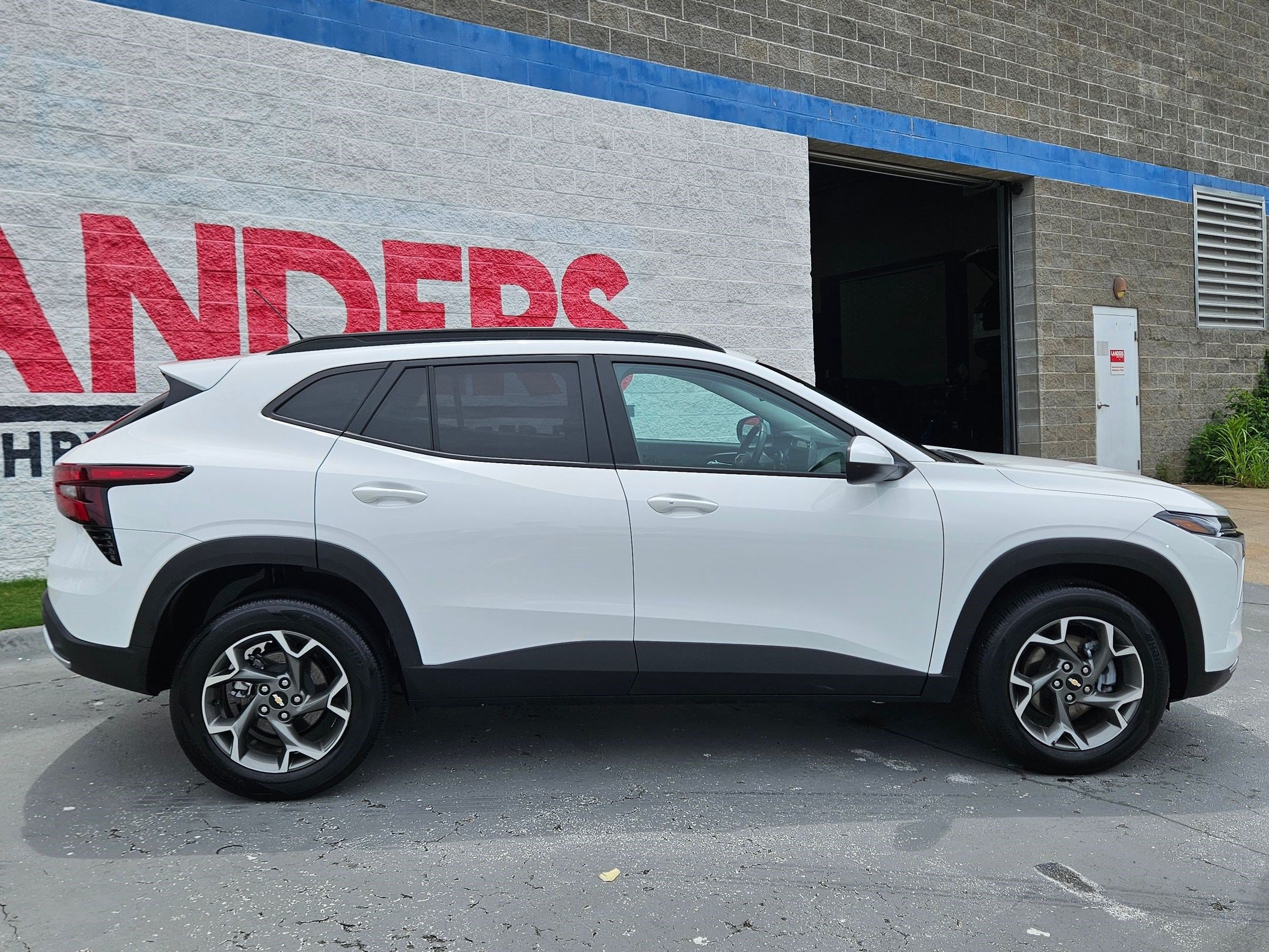Used 2025 Chevrolet Trax LT w/ LT Convenience Package FWD image 8