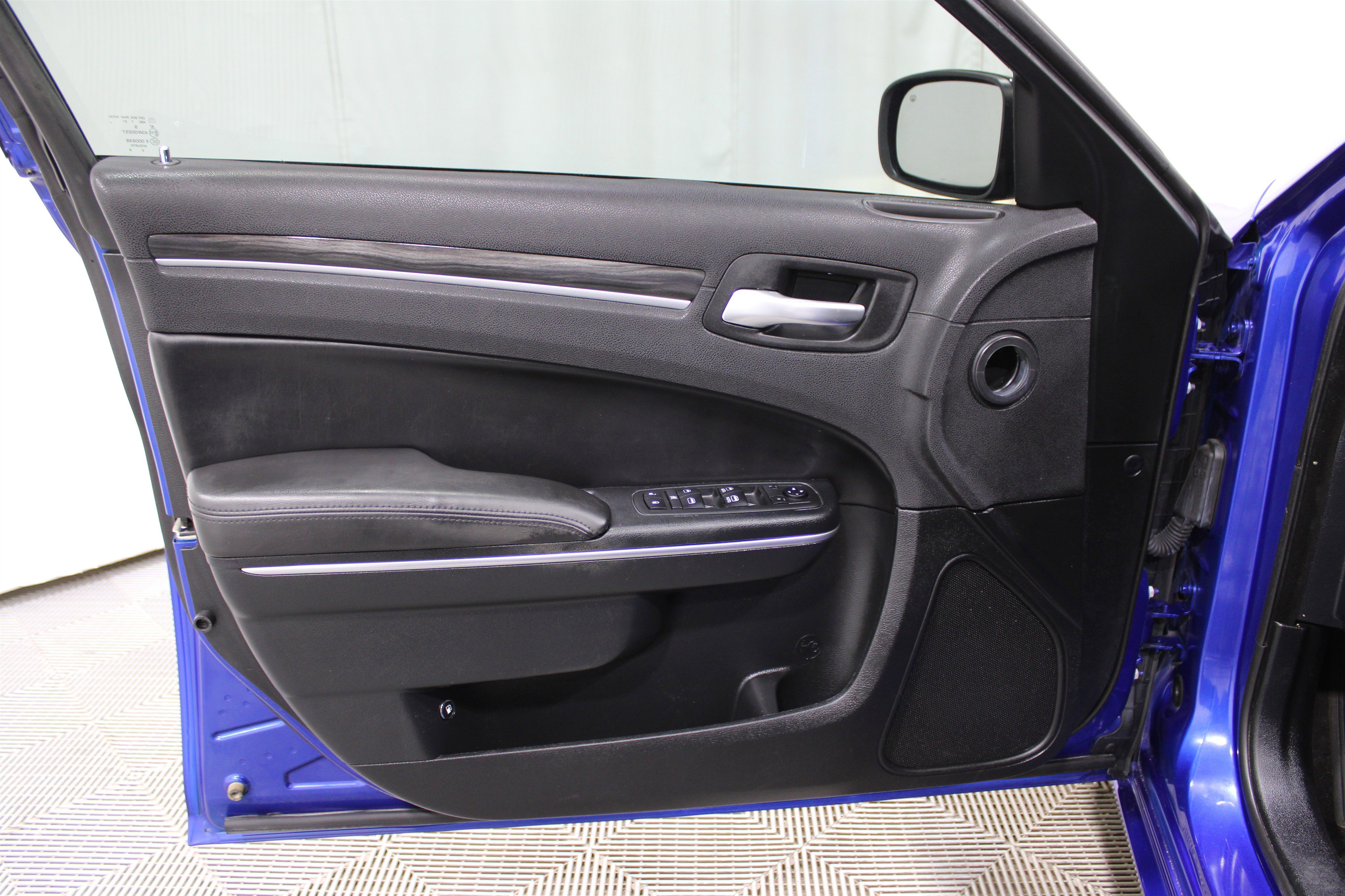 Used 2018 Chrysler 300 Touring w/ Sport Appearance Package image 6