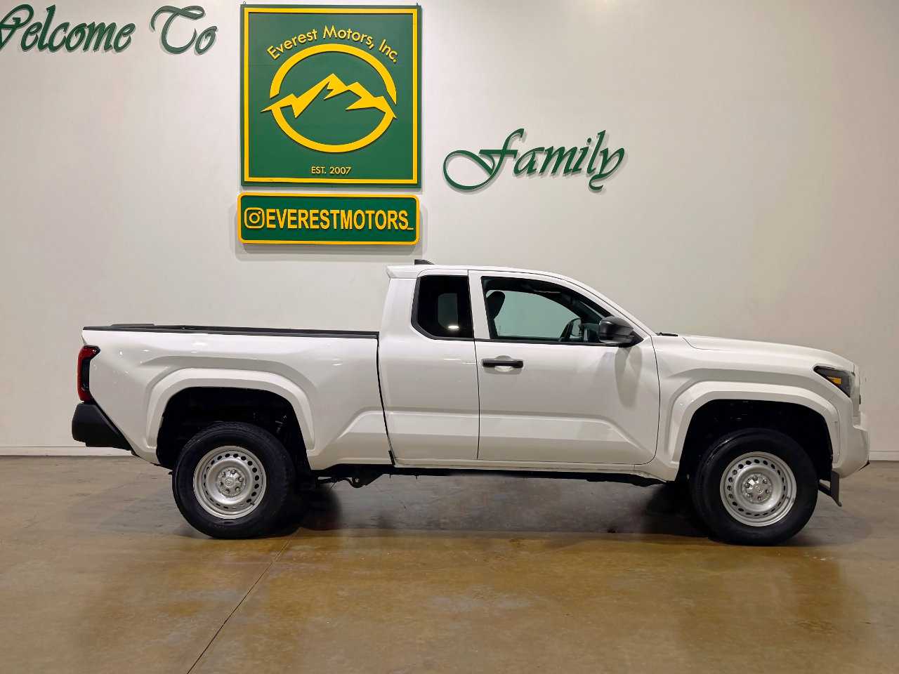 Used 2024 Toyota Tacoma SR image 2