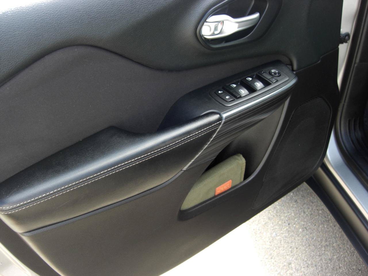 Used 2015 Jeep Cherokee Latitude FWD image 21