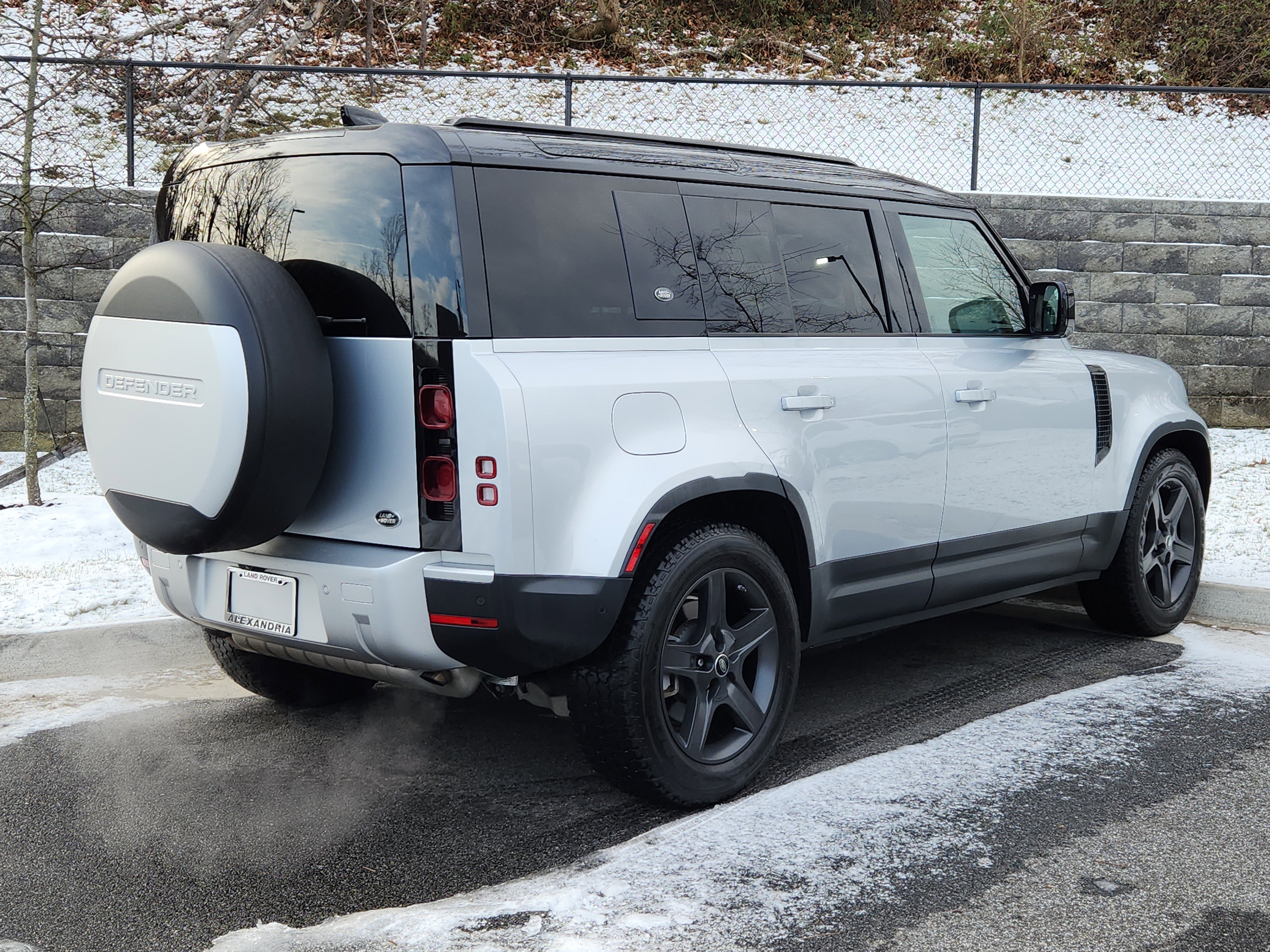 Used 2021 Land Rover Defender 110 SE image 2
