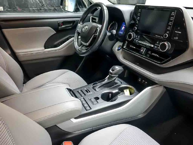 Used 2022 Toyota Highlander LE AWD/4WD image 28