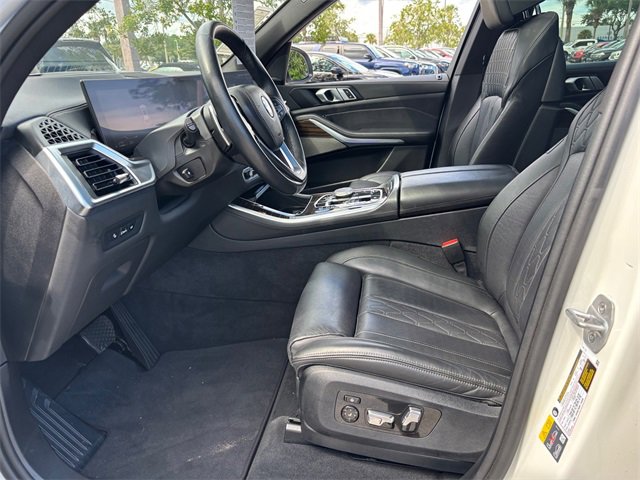 Used 2025 BMW X5 xDrive50e image 3