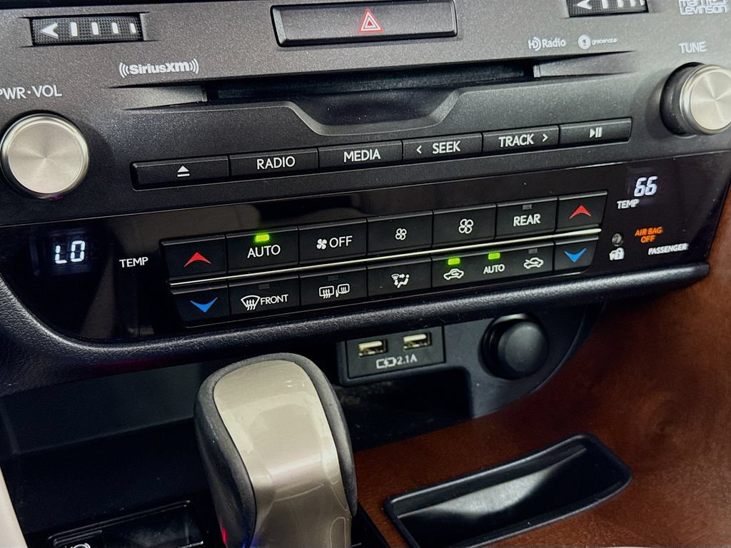 Certified 2020 Lexus RX 350L Premium w/ Premium Package AWD/4WD image 16