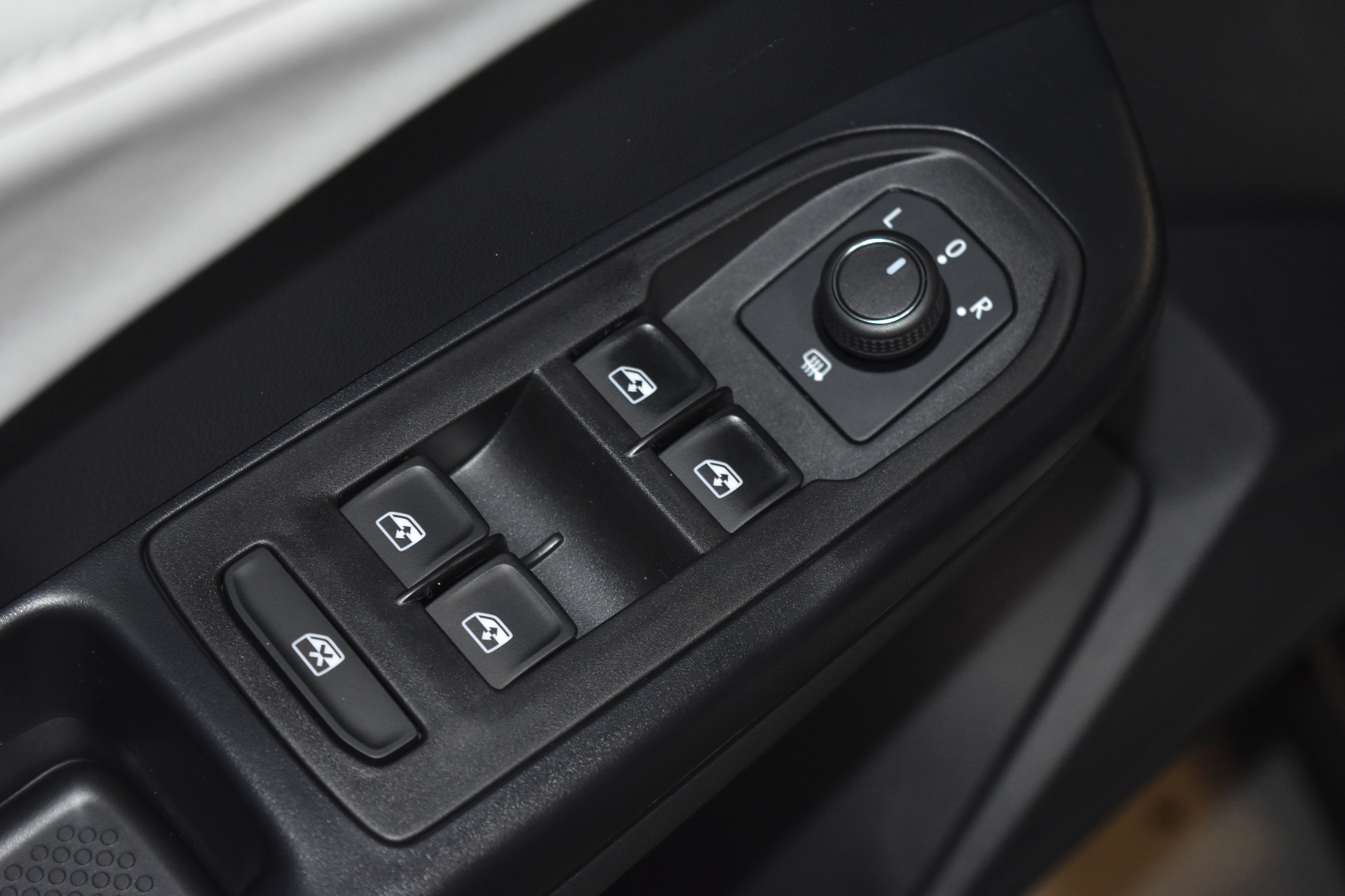 New 2025 Volkswagen Taos SE image 4