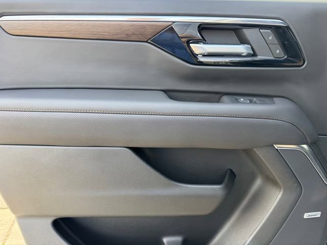 Used 2025 Chevrolet Suburban High Country image 12