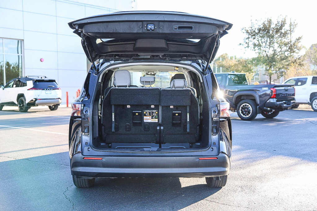 Used 2025 Toyota Sienna LE FWD image 24