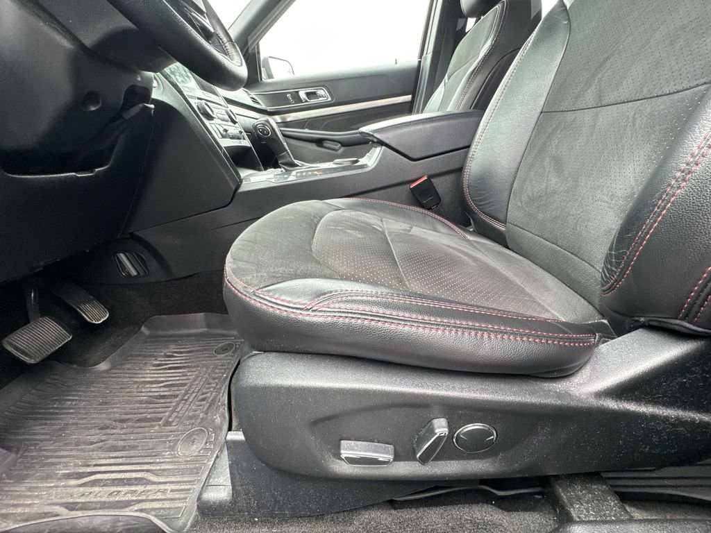 Used 2018 Ford Explorer XLT w/ Equipment Group 202A image 12