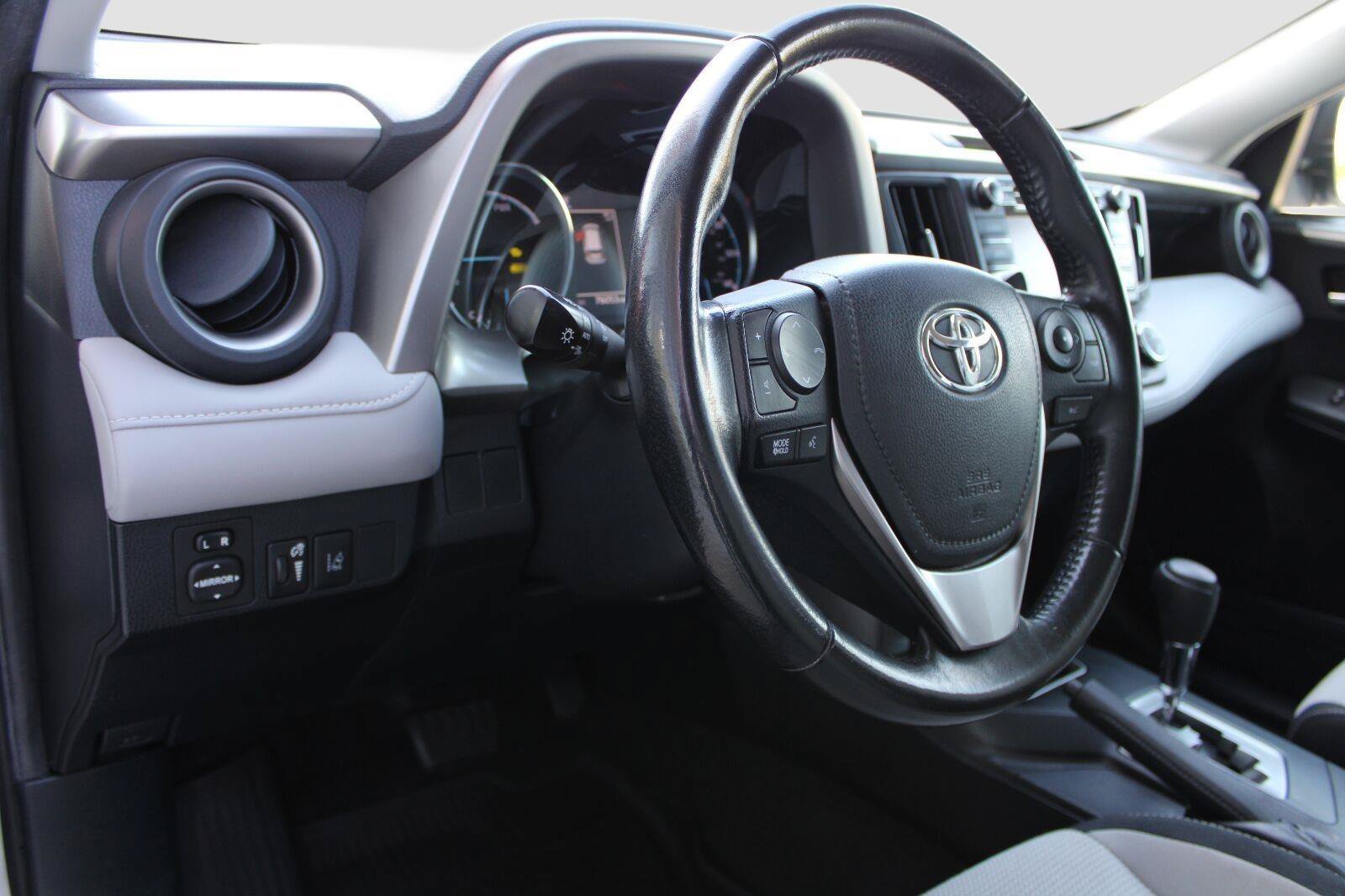 Used 2018 Toyota RAV4 XLE AWD/4WD image 17