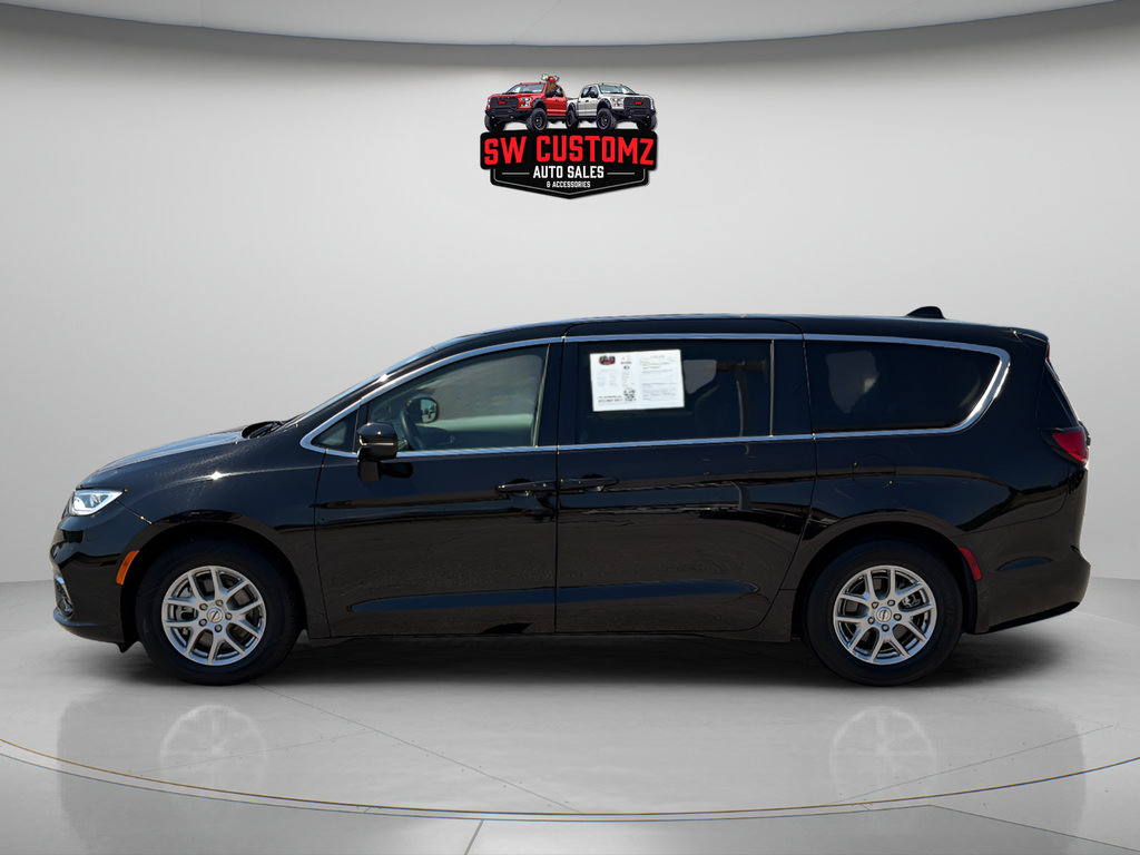 Used 2024 Chrysler Pacifica Touring-L FWD image 4
